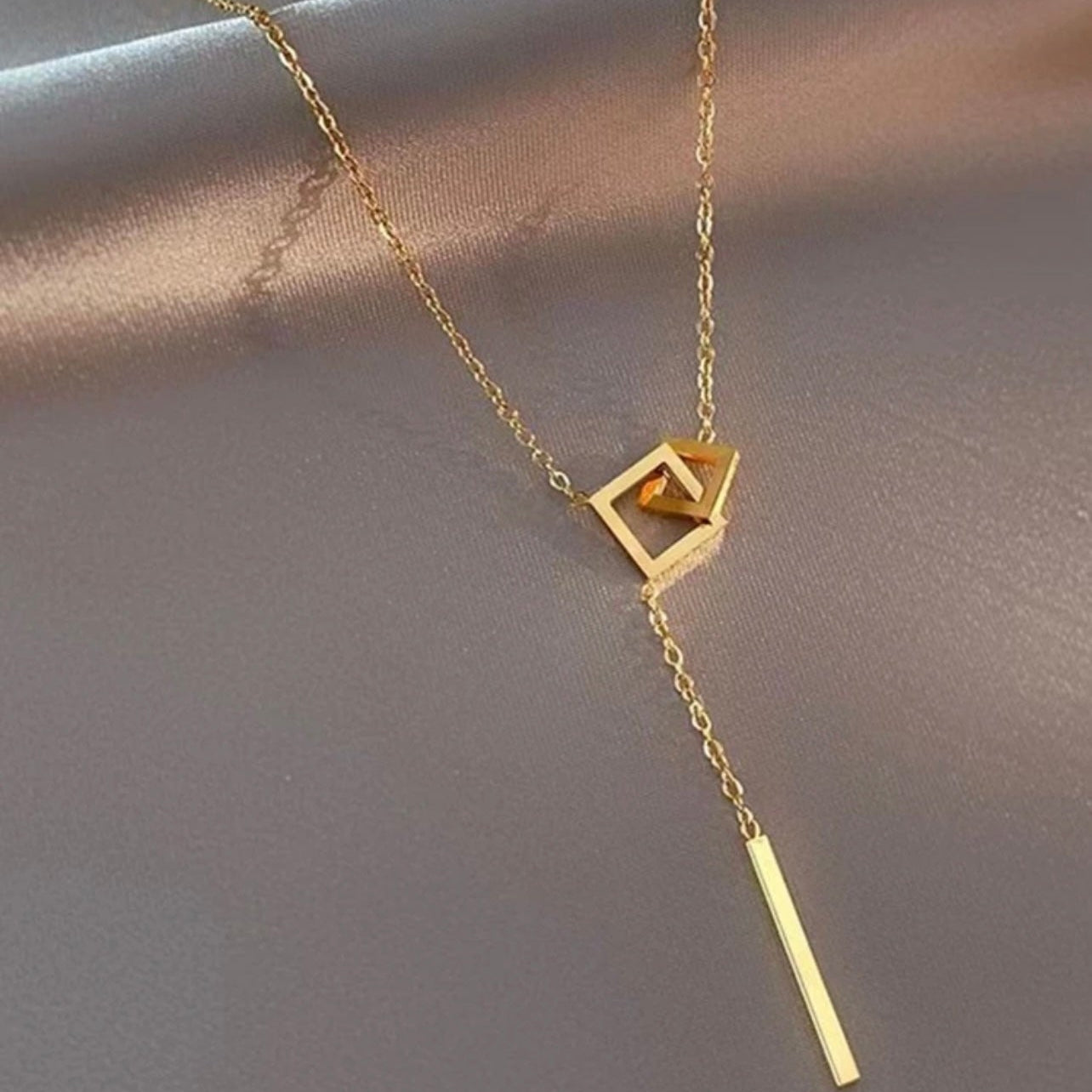 Collier Carré Élégant